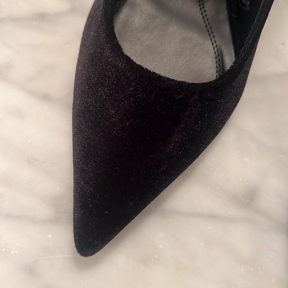 Zara velvet pumps. Never worn, brand new! I wear 6.5-7, these fit like a 7 - Picture 4 of 4